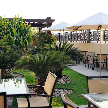 Mövenpick Hotel Apartments Al Mamzar Dubai Exterior foto The rooftop garden at the hotel
