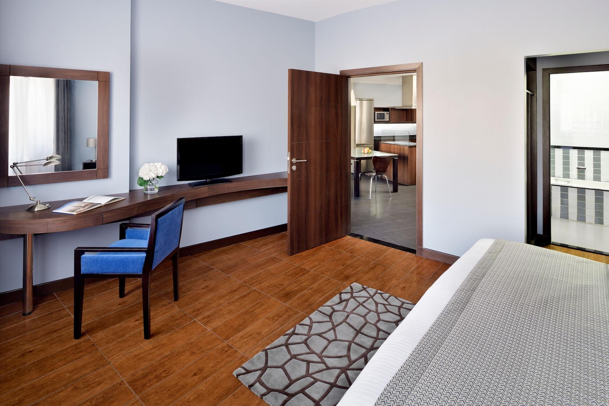 Mövenpick Hotel Apartments Al Mamzar Dubai Exterior foto A typical bedroom at the residence halls