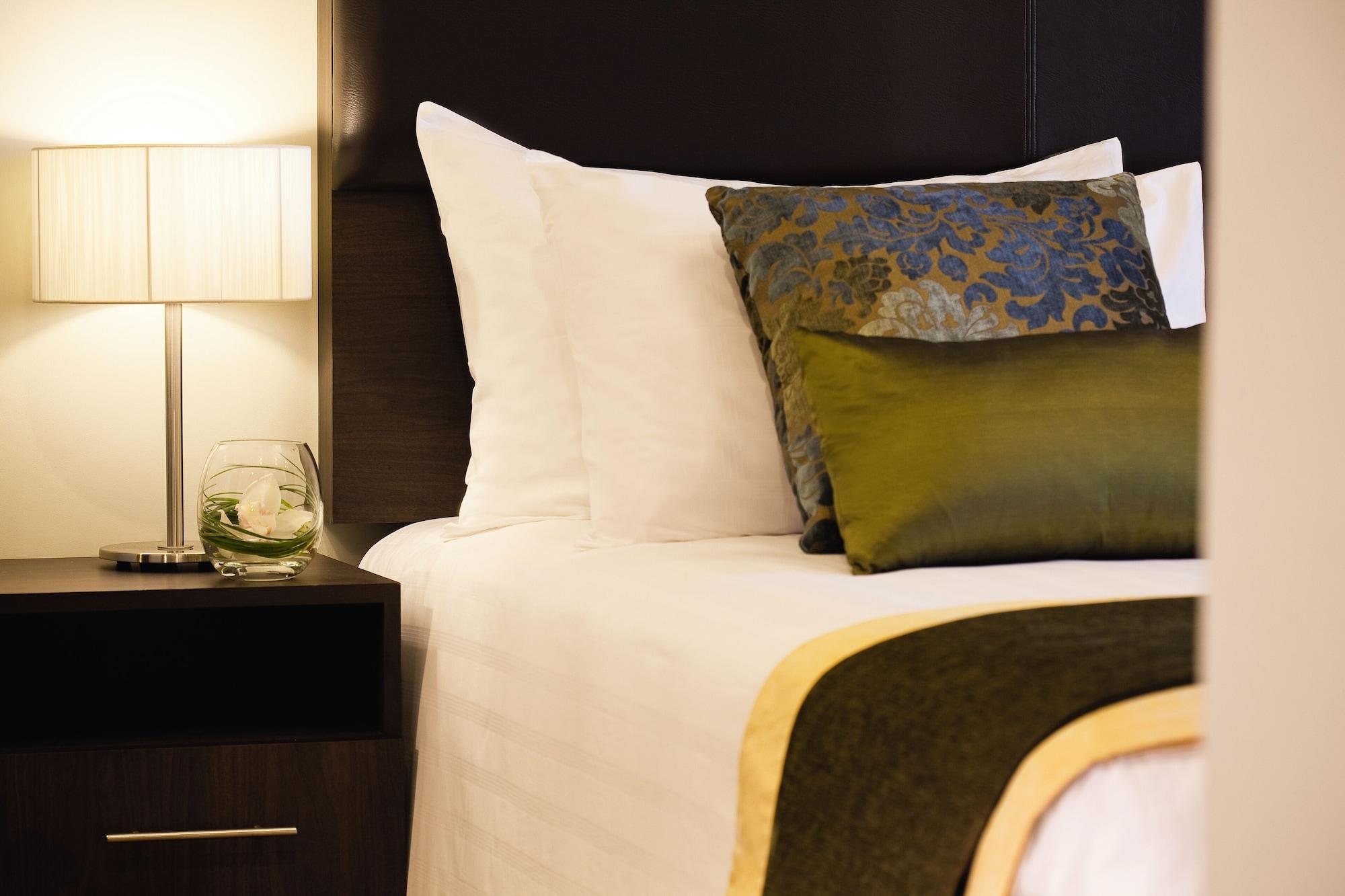 Mövenpick Hotel Apartments Al Mamzar Dubai Exterior foto A bed with a throw