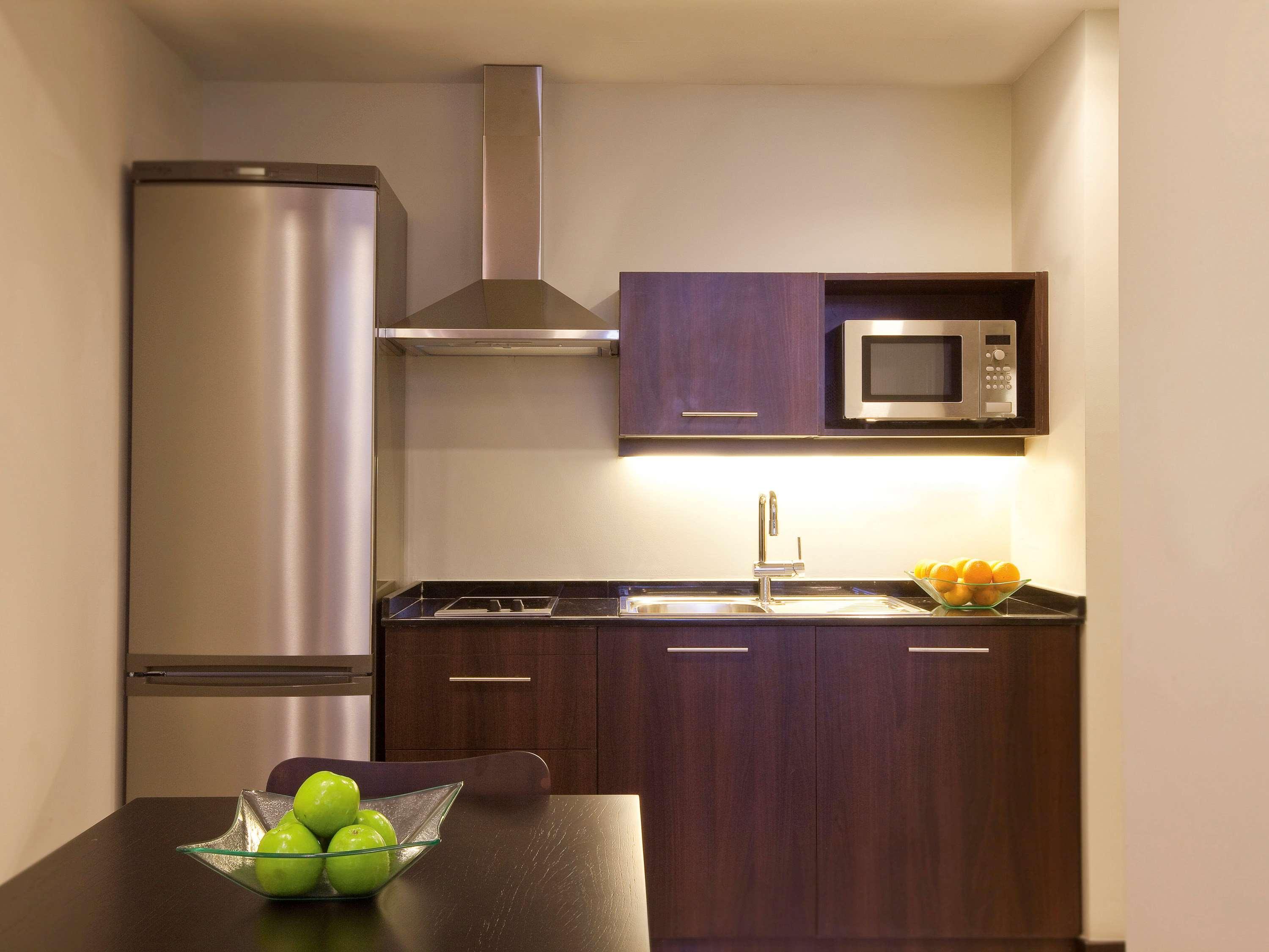 Mövenpick Hotel Apartments Al Mamzar Dubai Exterior foto A modern kitchen