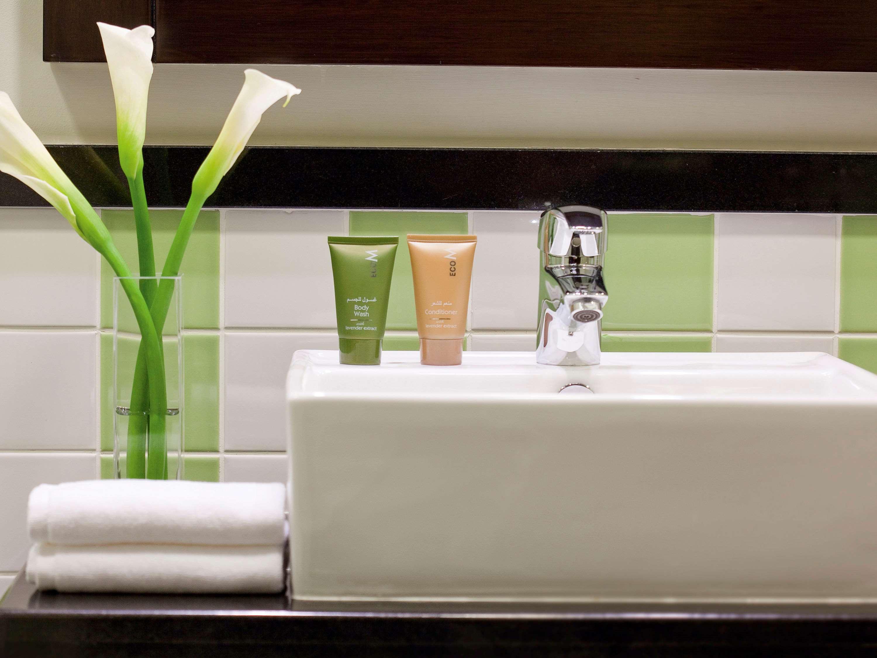 Mövenpick Hotel Apartments Al Mamzar Dubai Exterior foto Bathroom amenities
