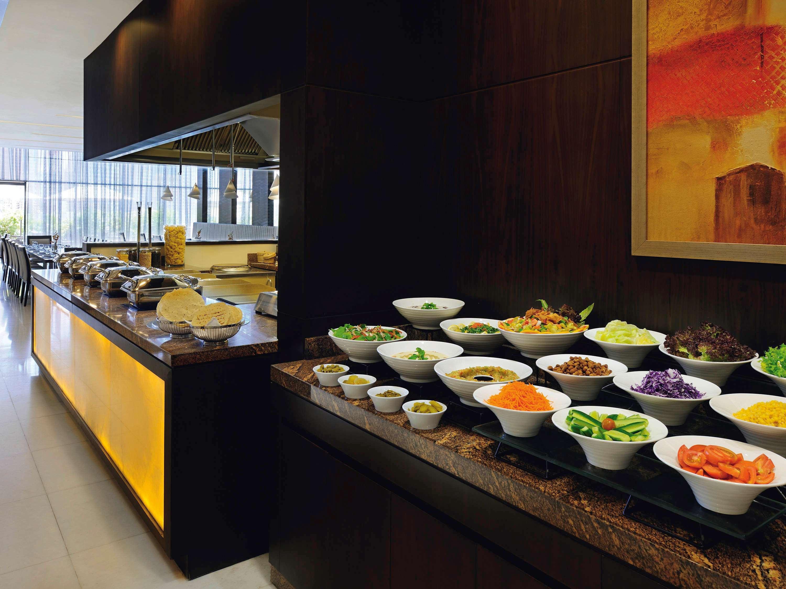 Mövenpick Hotel Apartments Al Mamzar Dubai Exterior foto A salad bar