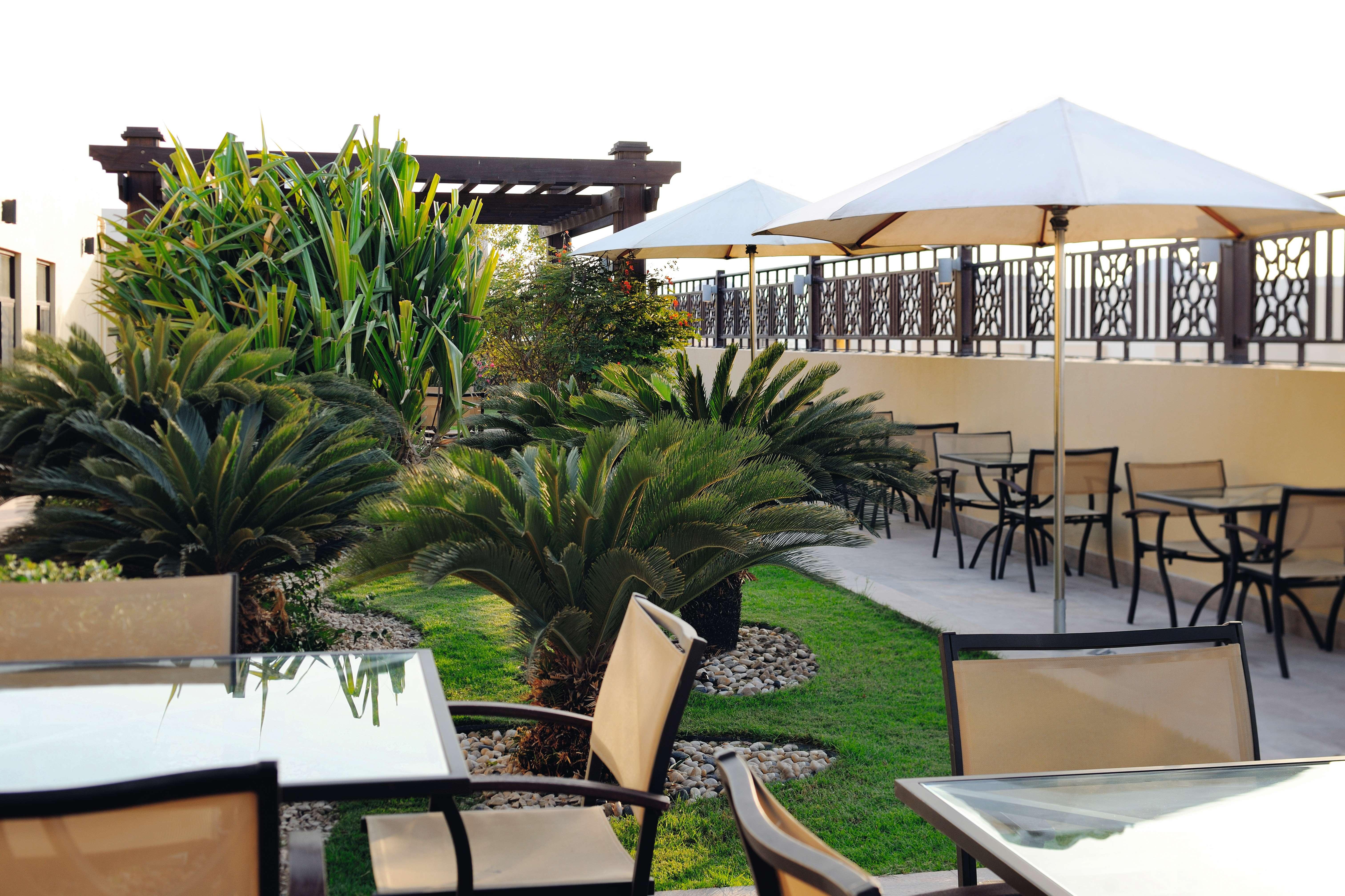 Mövenpick Hotel Apartments Al Mamzar Dubai Exterior foto The rooftop garden at the hotel