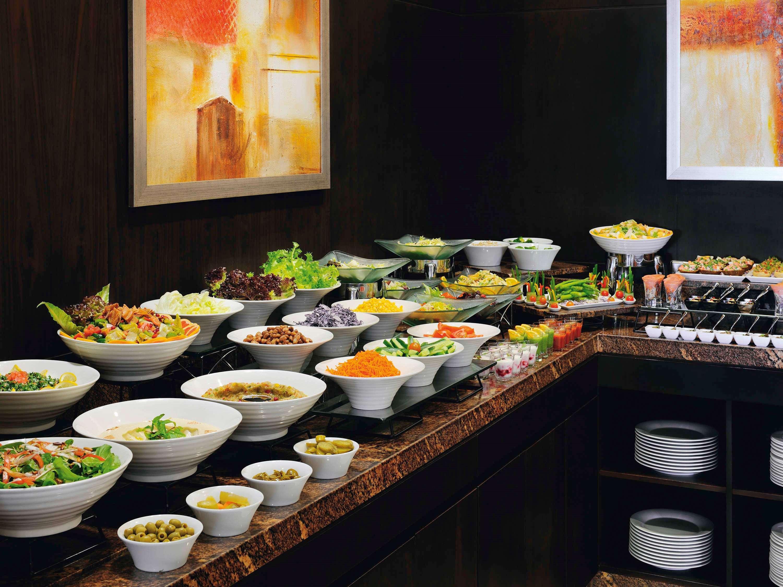 Mövenpick Hotel Apartments Al Mamzar Dubai Exterior foto A salad bar
