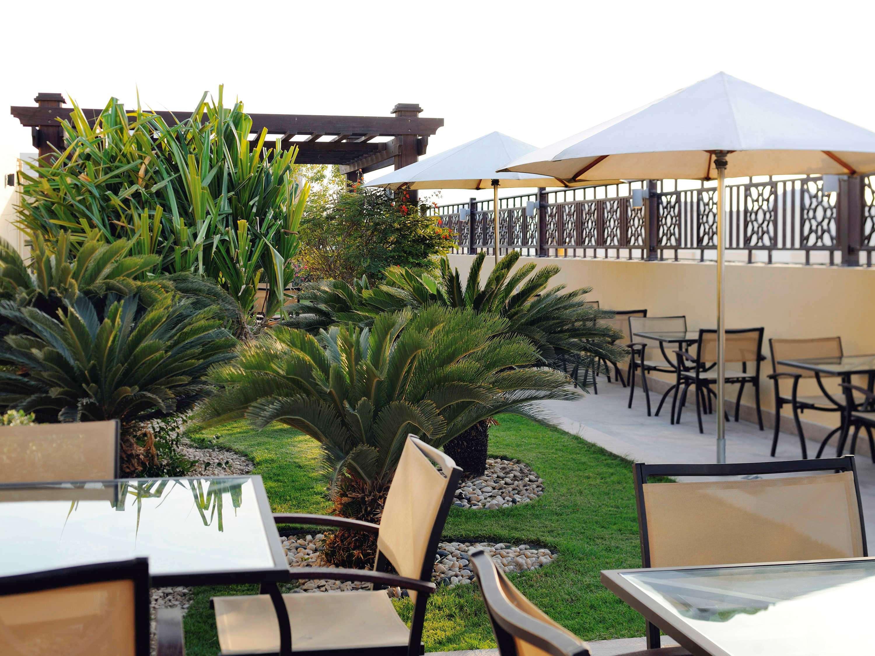 Mövenpick Hotel Apartments Al Mamzar Dubai Exterior foto The rooftop garden at the hotel