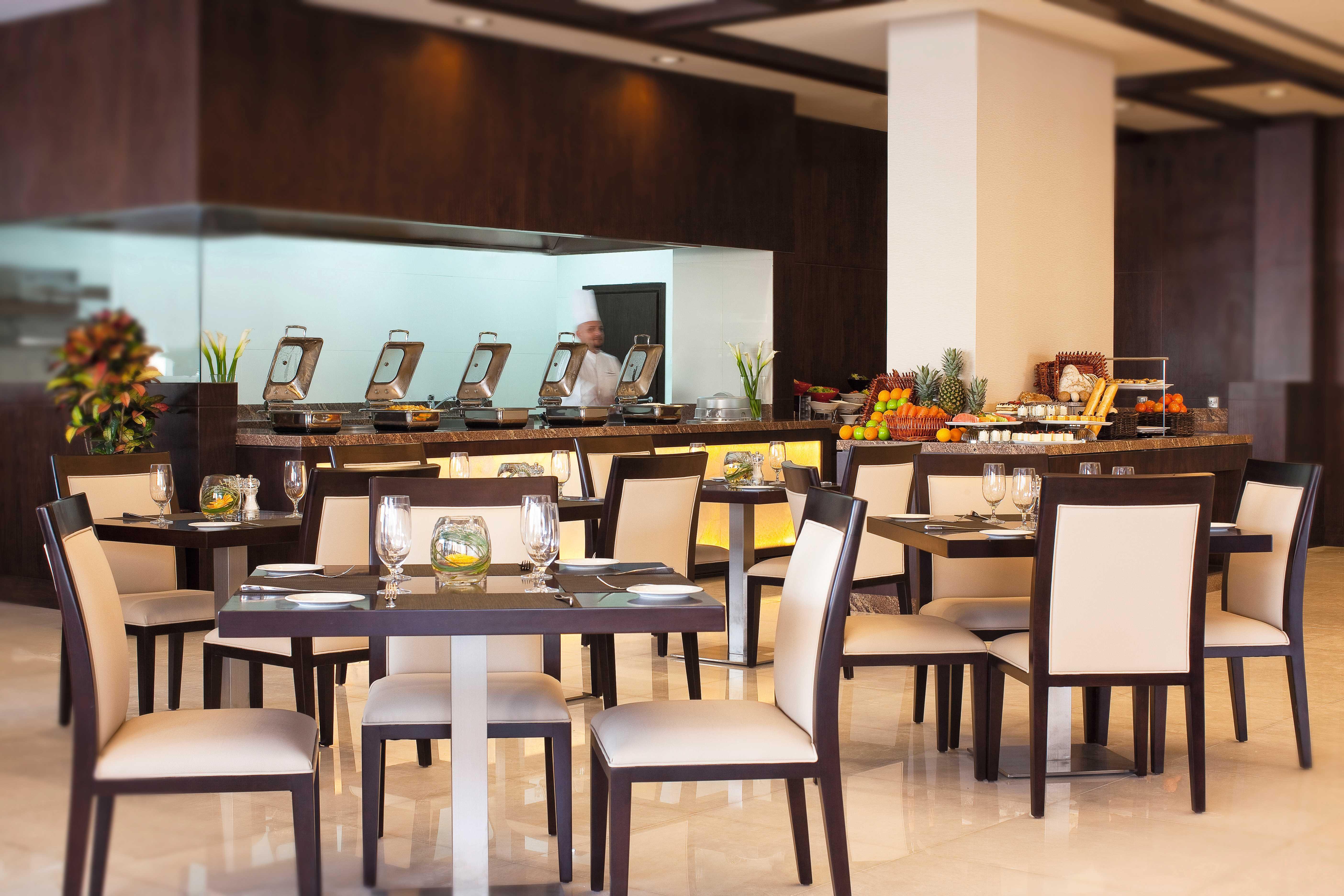 Mövenpick Hotel Apartments Al Mamzar Dubai Exterior foto The restaurant
