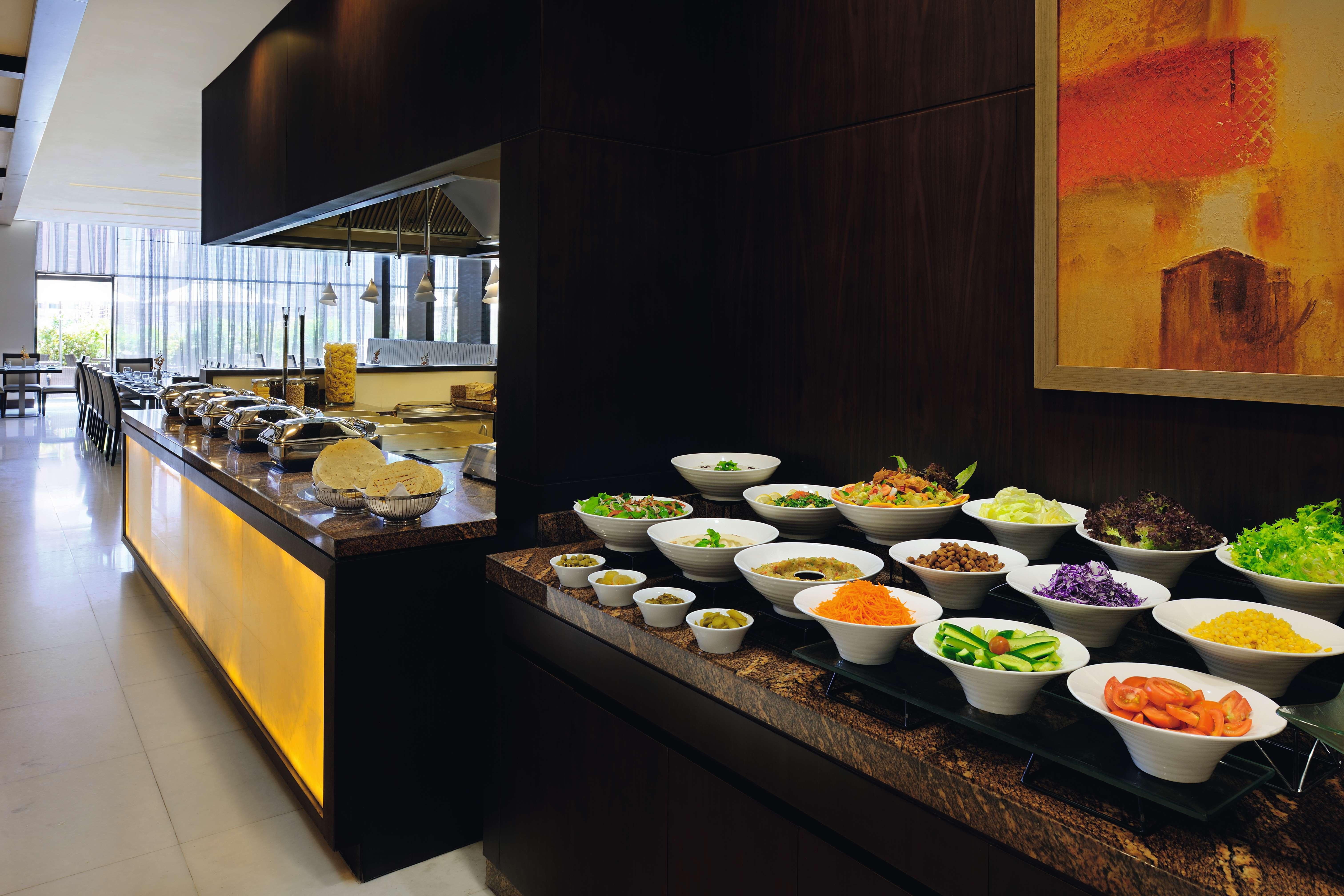 Mövenpick Hotel Apartments Al Mamzar Dubai Exterior foto A salad bar