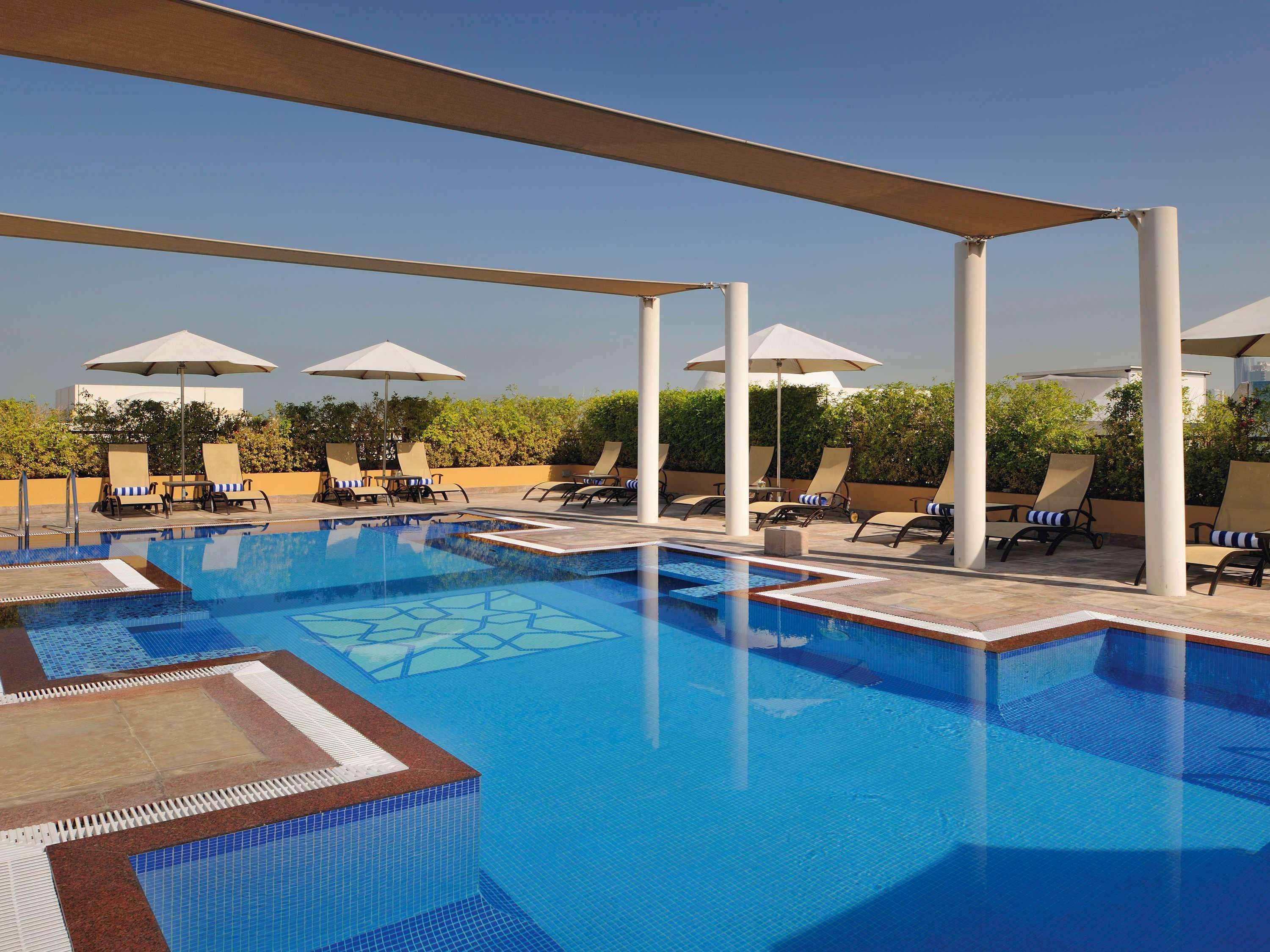 Mövenpick Hotel Apartments Al Mamzar Dubai Exterior foto The swimming pool at the hotel
