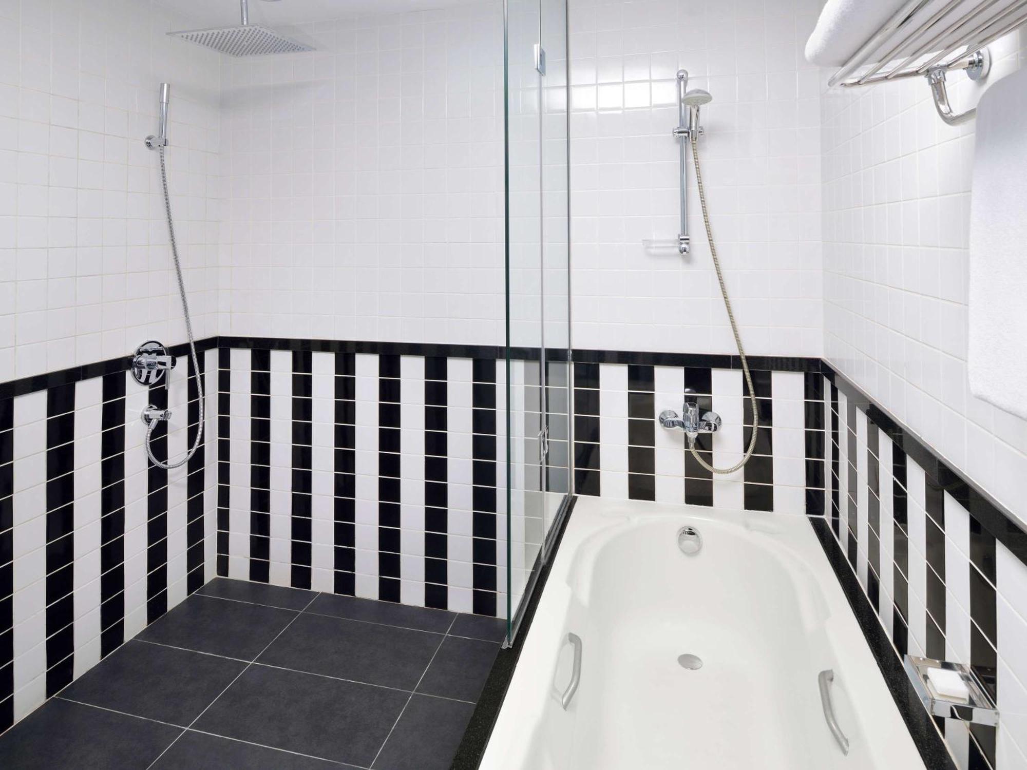 Mövenpick Hotel Apartments Al Mamzar Dubai Exterior foto Bathroom with shower and bath