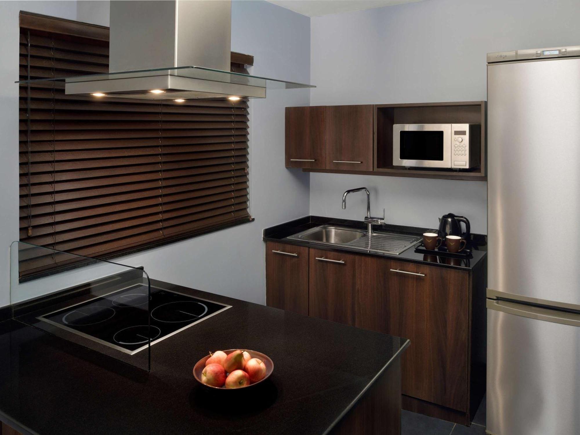 Mövenpick Hotel Apartments Al Mamzar Dubai Exterior foto A modern kitchen