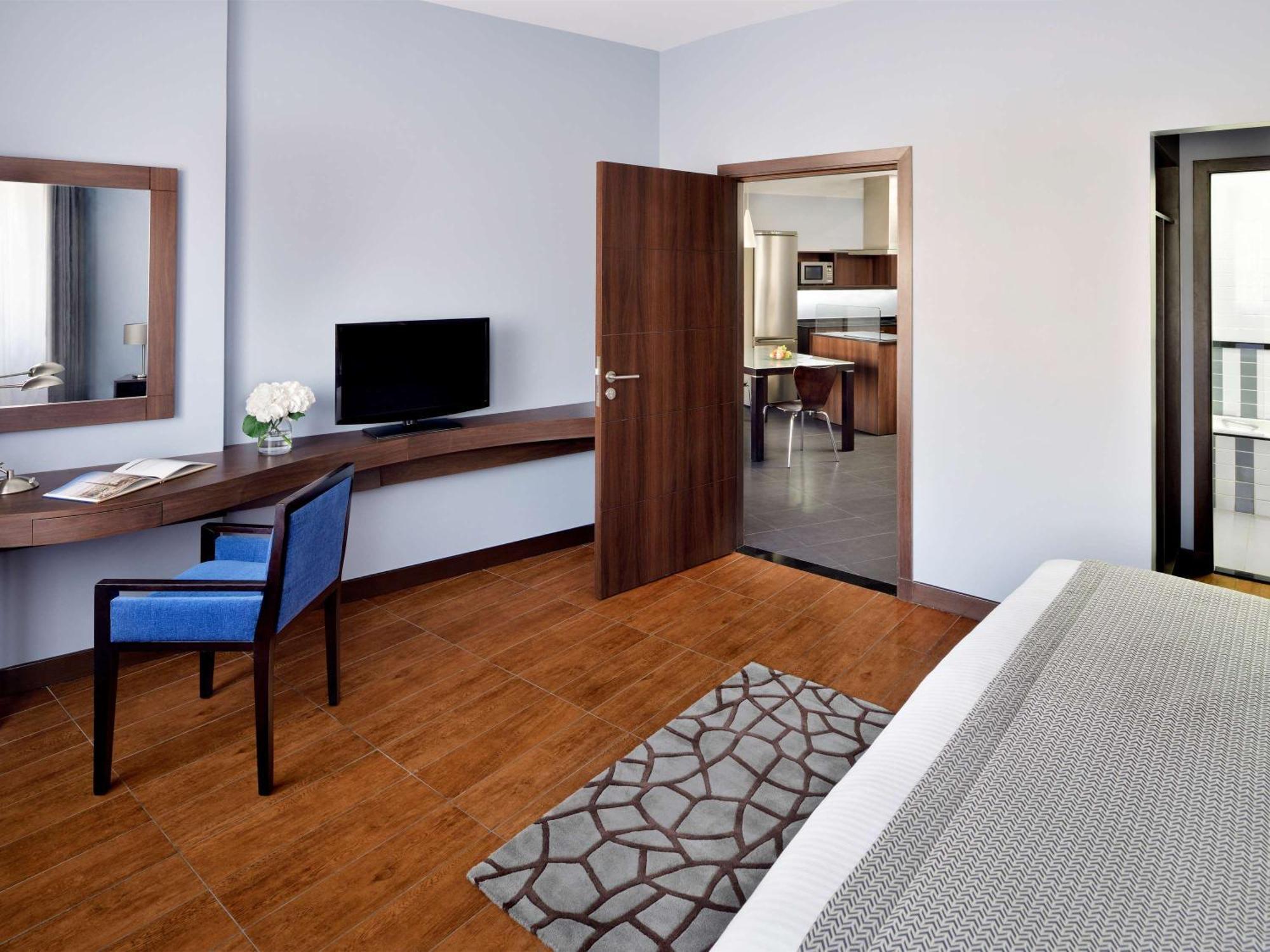 Mövenpick Hotel Apartments Al Mamzar Dubai Exterior foto A typical room at the hotel