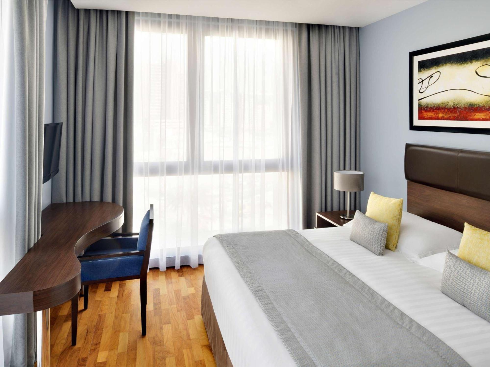 Mövenpick Hotel Apartments Al Mamzar Dubai Exterior foto A typical room at the hotel