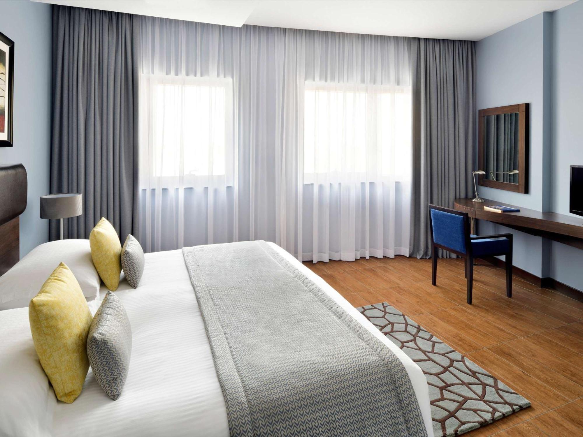 Mövenpick Hotel Apartments Al Mamzar Dubai Exterior foto A bedroom at the hotel