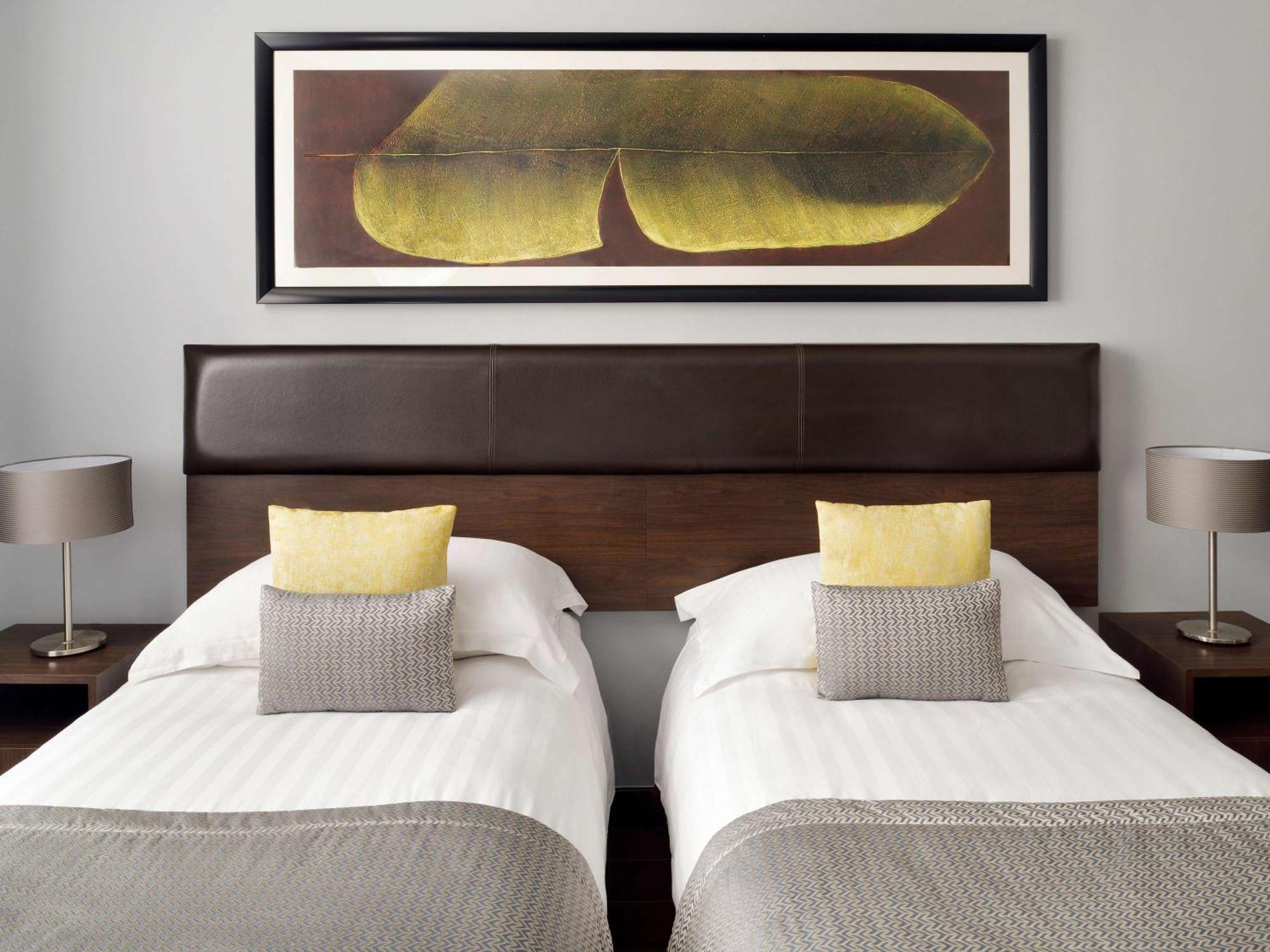 Mövenpick Hotel Apartments Al Mamzar Dubai Exterior foto A room at the hotel