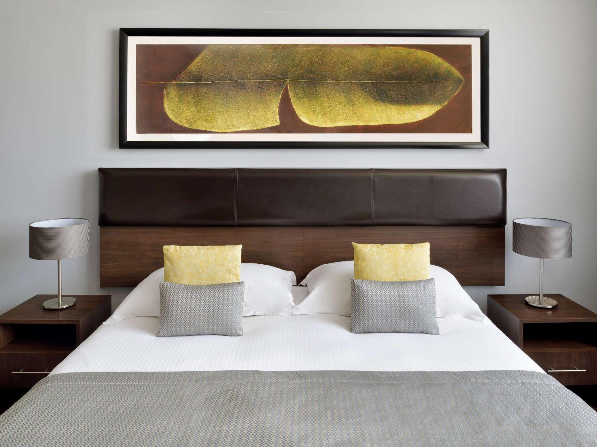 Mövenpick Hotel Apartments Al Mamzar Dubai Exterior foto A bedroom at the hotel