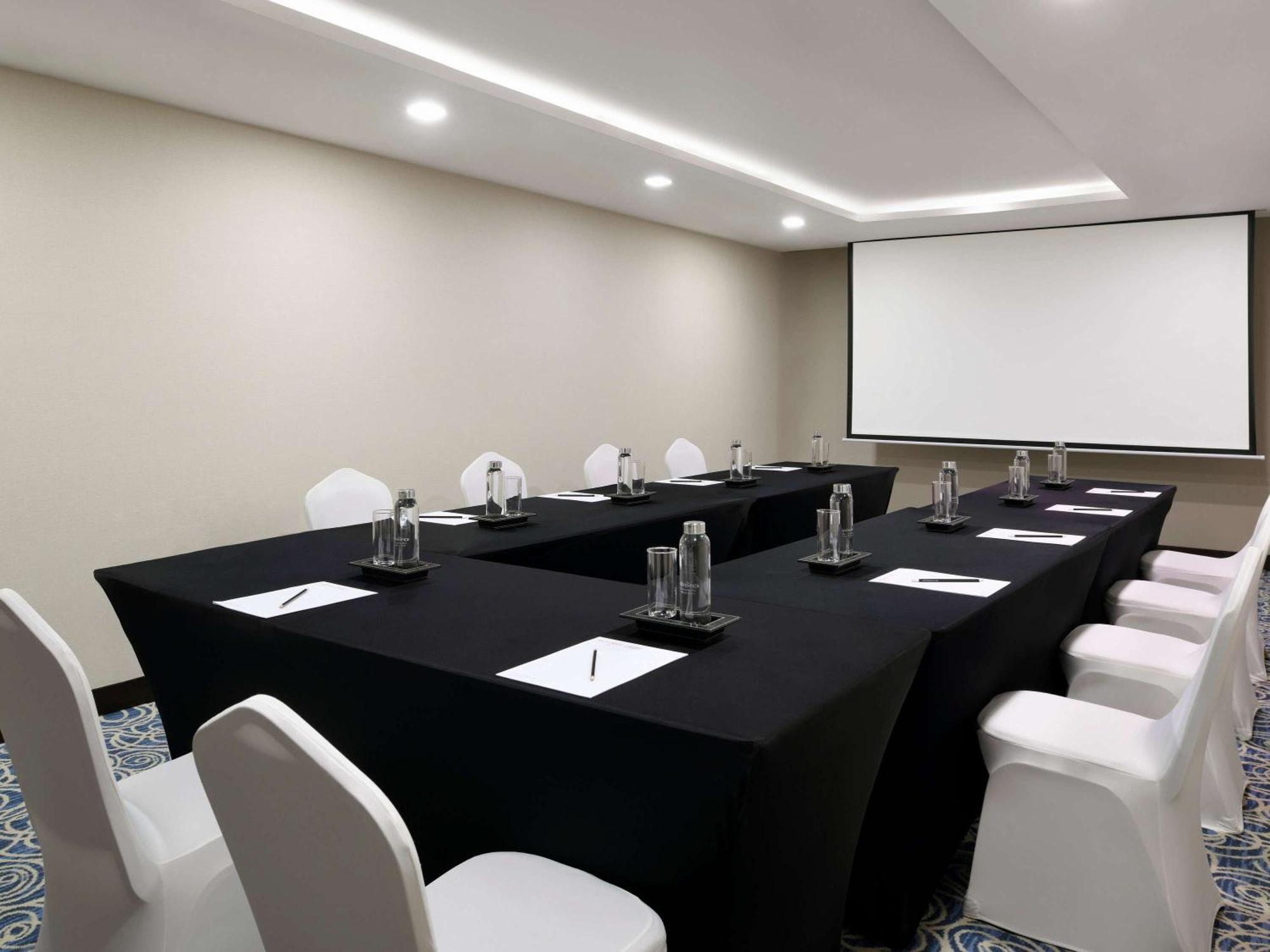 Mövenpick Hotel Apartments Al Mamzar Dubai Exterior foto Meeting room