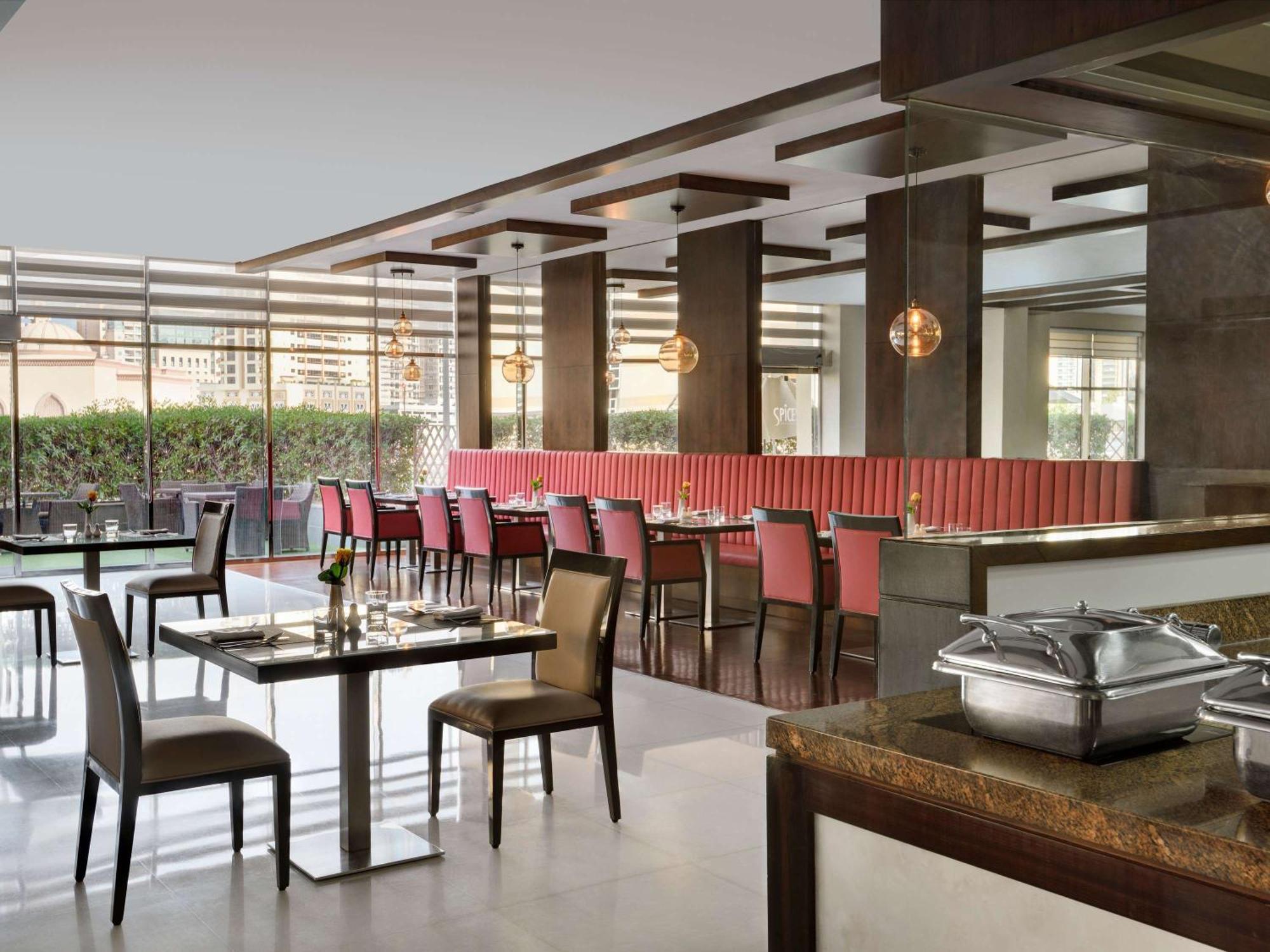Mövenpick Hotel Apartments Al Mamzar Dubai Exterior foto The restaurant