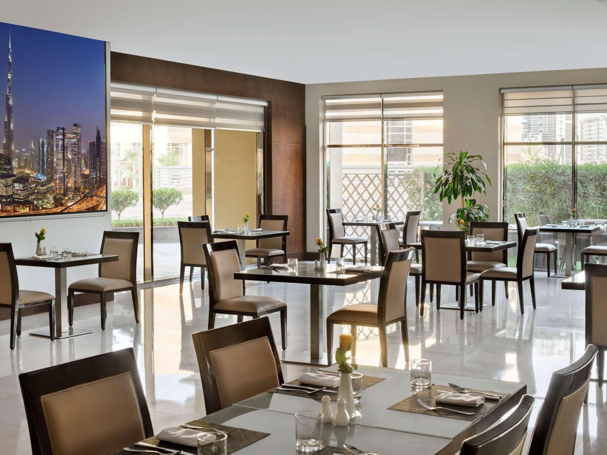 Mövenpick Hotel Apartments Al Mamzar Dubai Exterior foto The restaurant