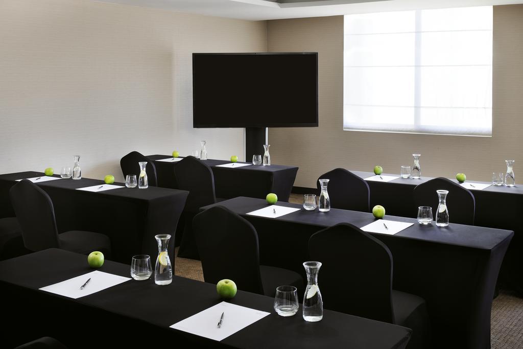 Mövenpick Hotel Apartments Al Mamzar Dubai Exterior foto Meeting room