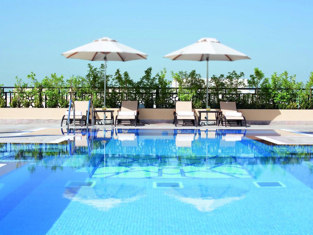 Mövenpick Hotel Apartments Al Mamzar Dubai Exterior foto The swimming pool at the hotel