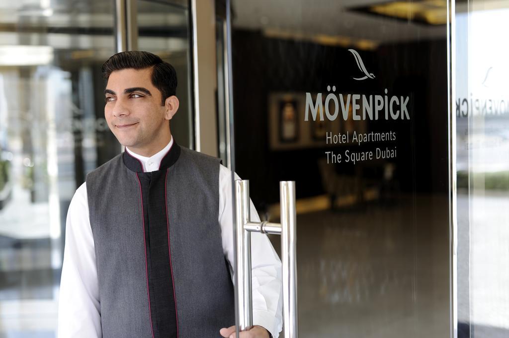 Mövenpick Hotel Apartments Al Mamzar Dubai Exterior foto A doorman at a hotel in Dubai