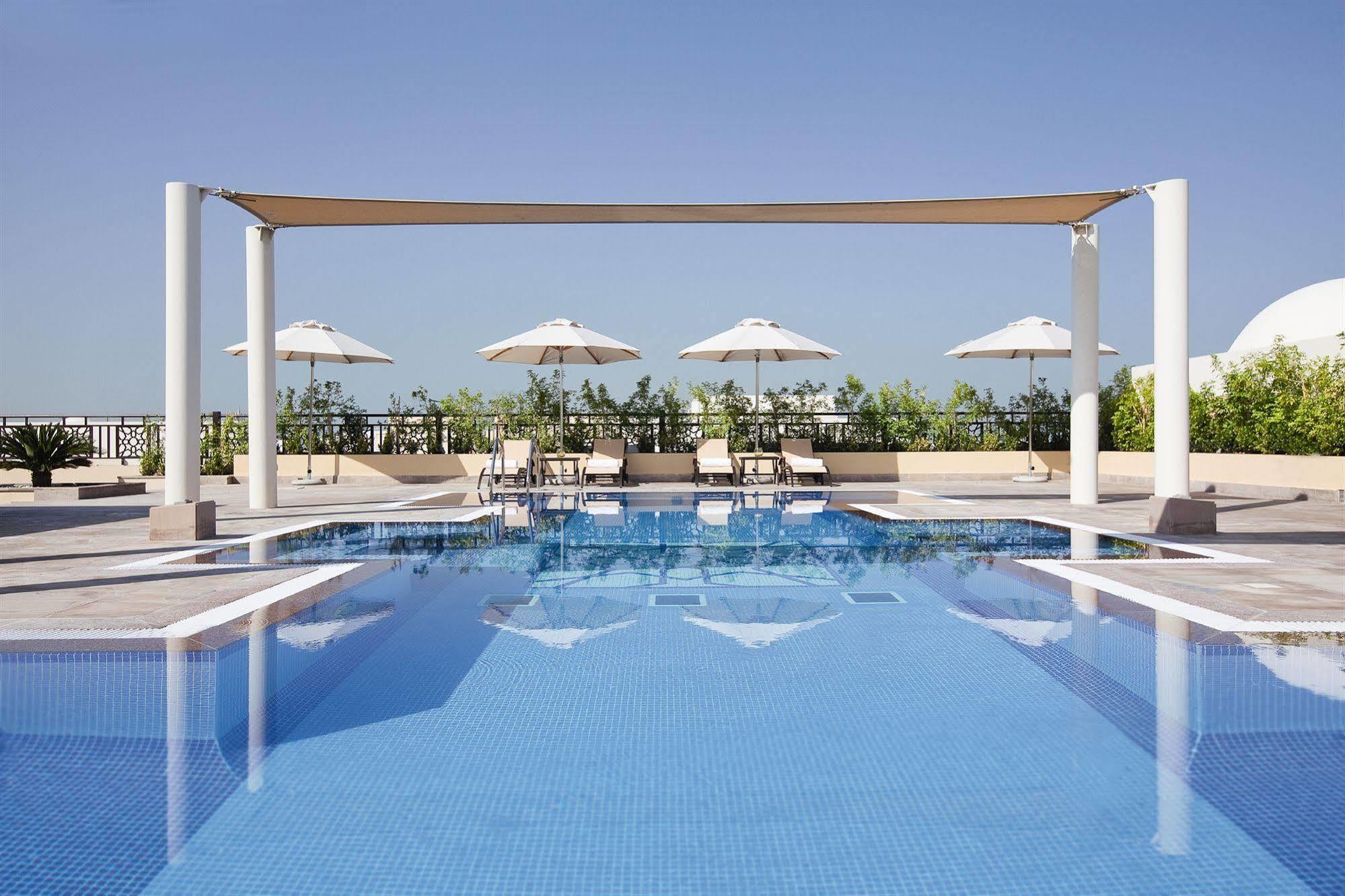Mövenpick Hotel Apartments Al Mamzar Dubai Exterior foto The swimming pool at the hotel